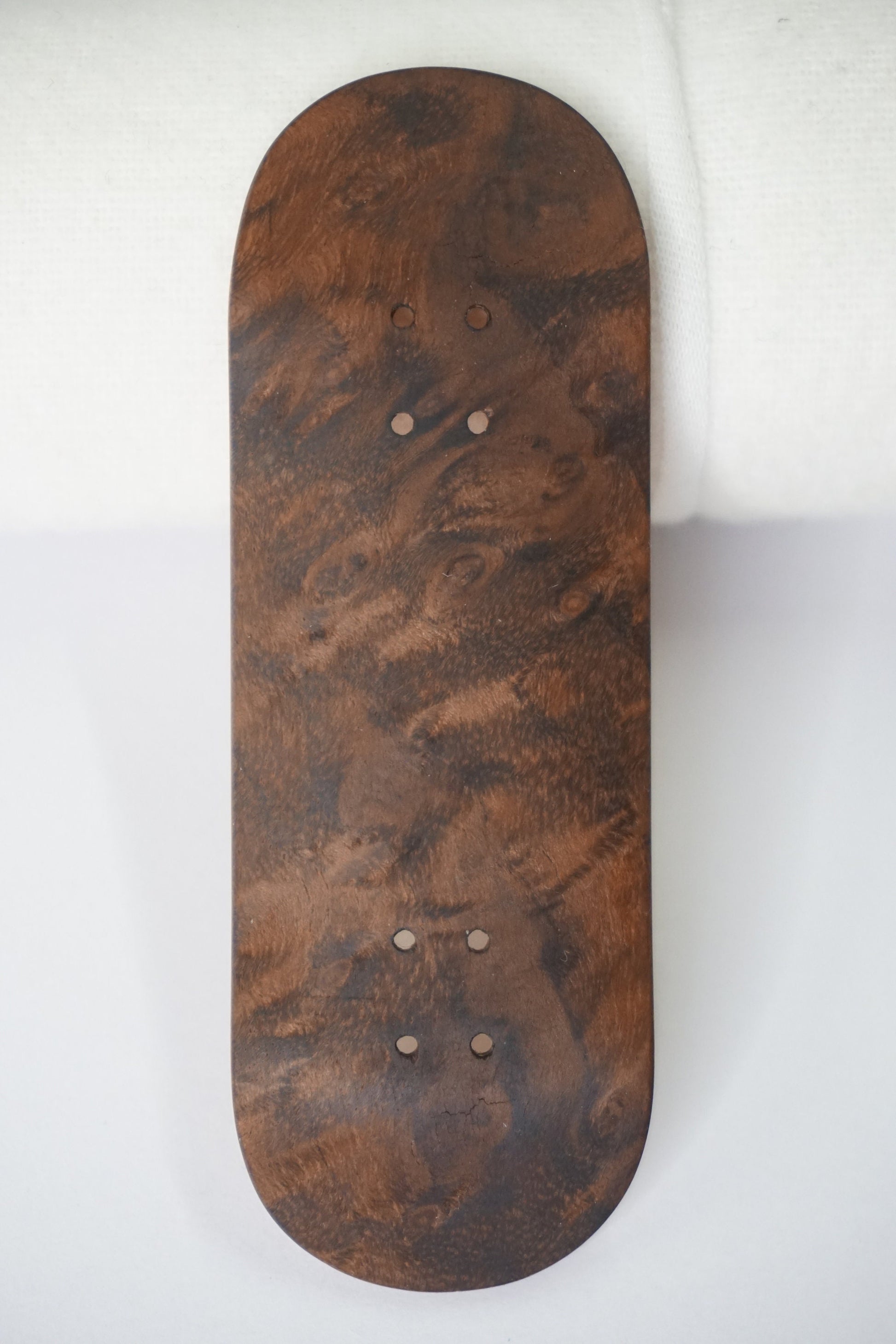 Univerque Fingerboard Deck - TraWoo Camphor Root 003 - mc_wb39_w32, symmetrisch