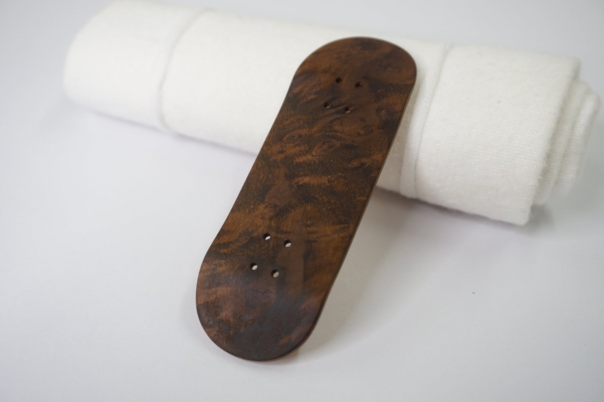 Univerque Fingerboard Deck - TraWoo Camphor Root 003 - mc_wb39_w32, symmetrisch