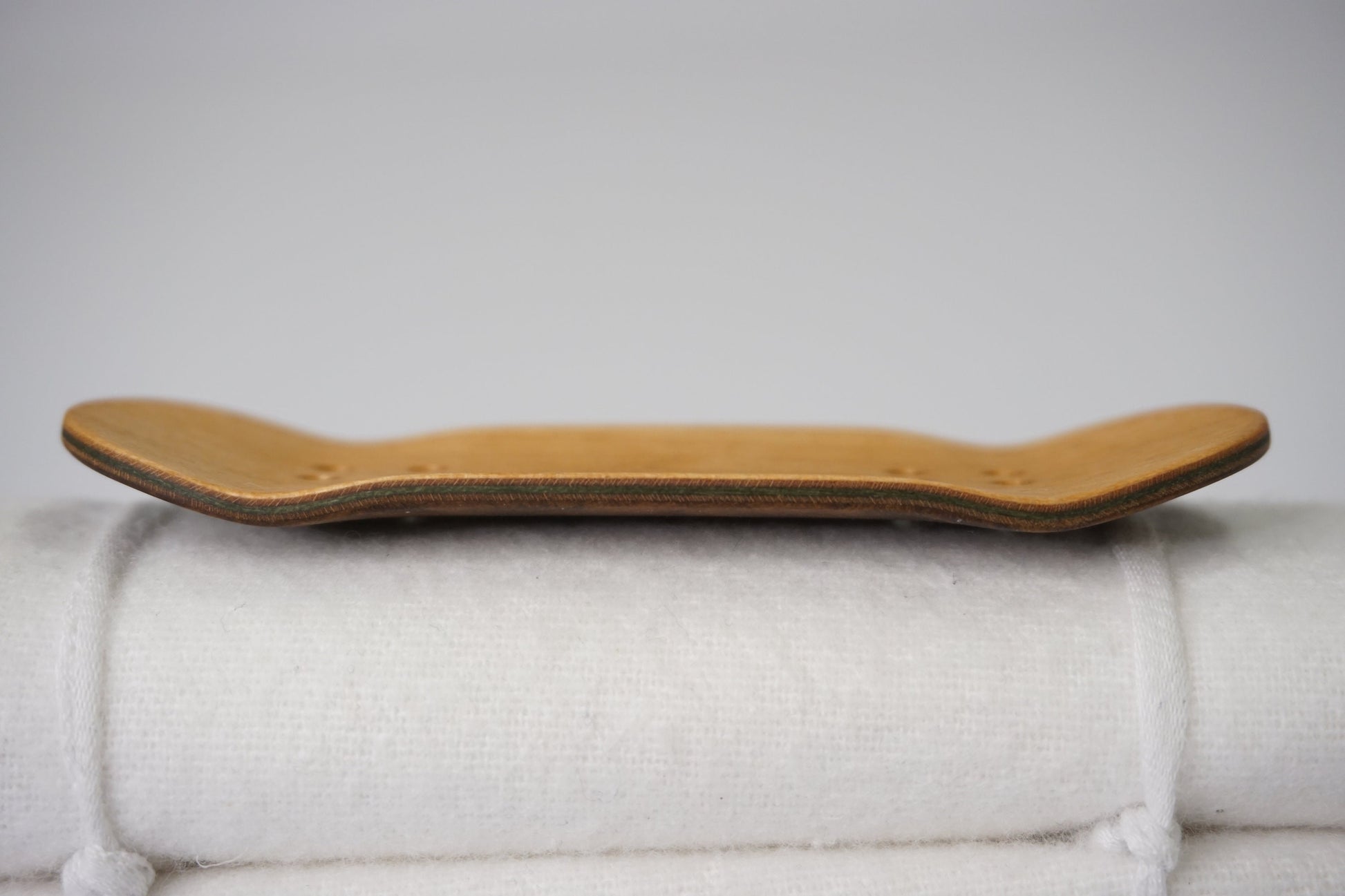 Univerque Fingerboard Deck - TraWoo Camphor Root 003 - mc_wb39_w32, symmetrisch