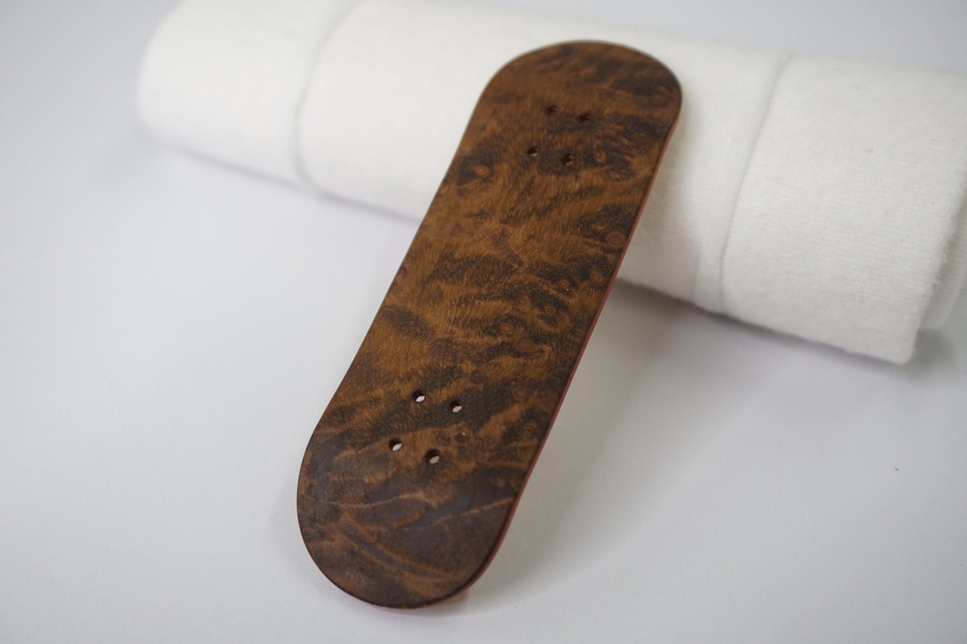 Univerque Fingerboard Deck - TraWoo Camphor Root 004 - mc_wb43_w32, symmetrisch