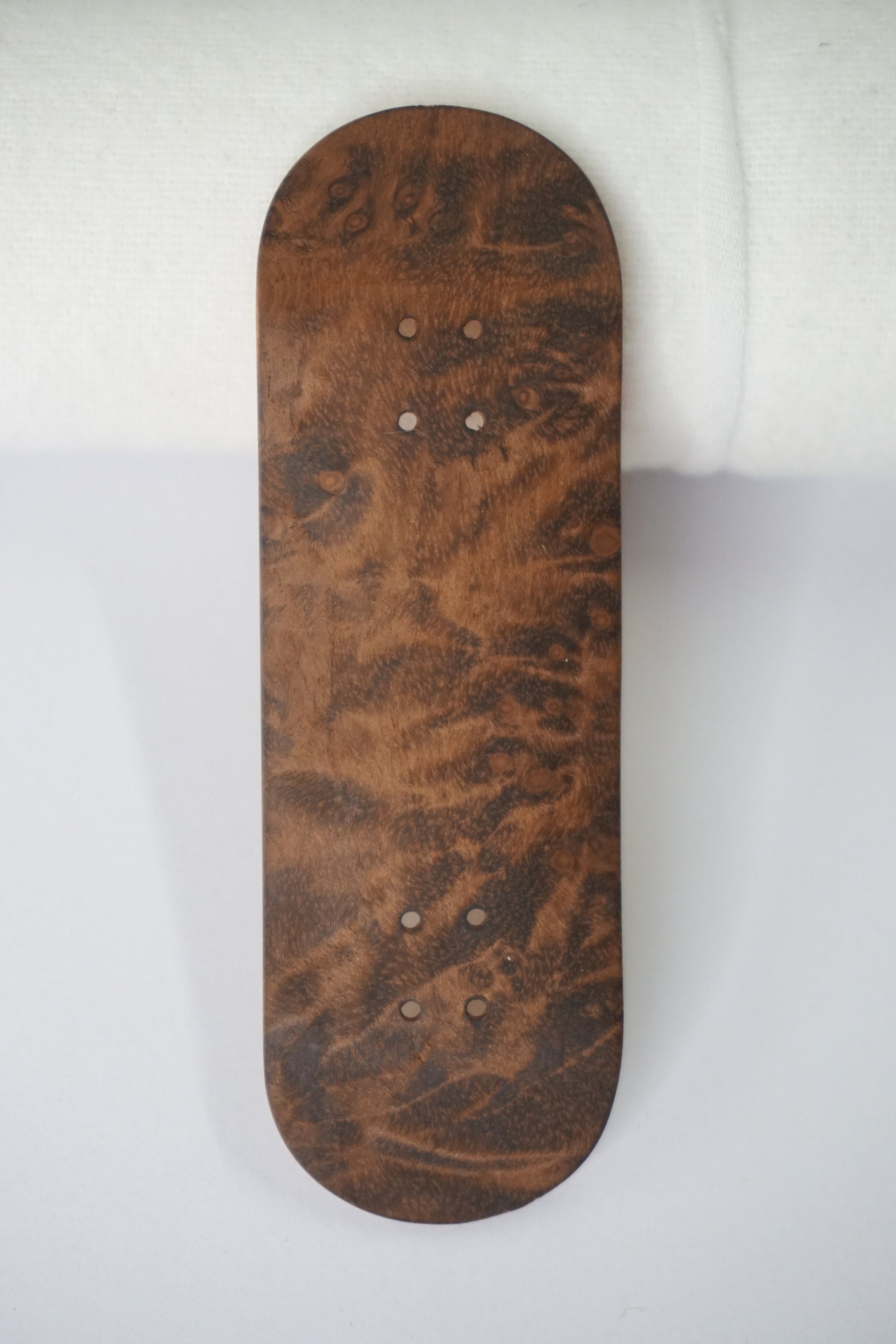 Univerque Fingerboard Deck - TraWoo Camphor Root 004 - mc_wb43_w32, symmetrisch