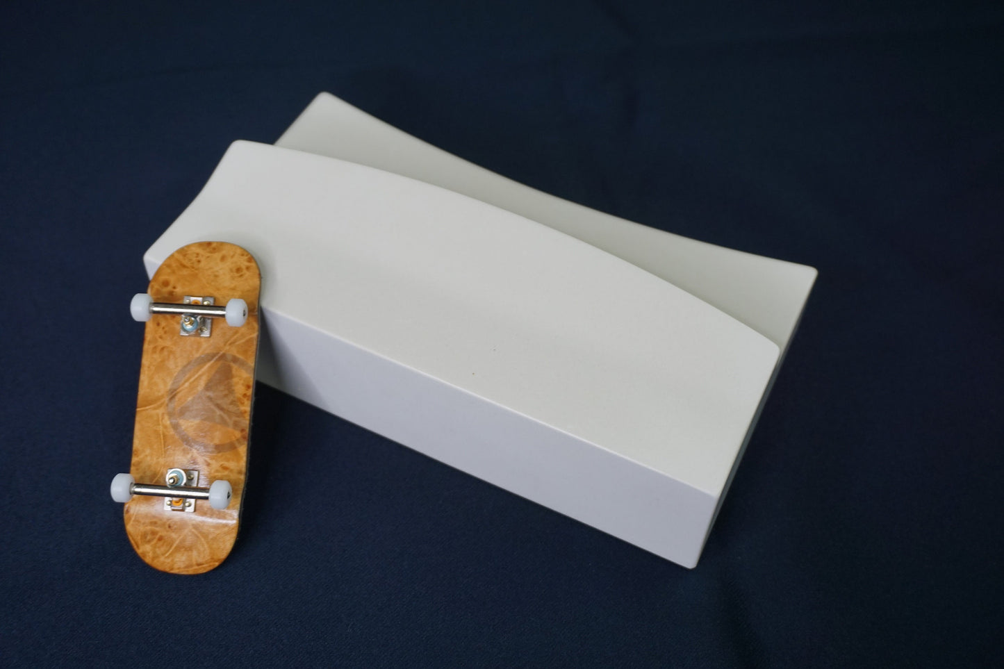 Univerque "Curvb" curb