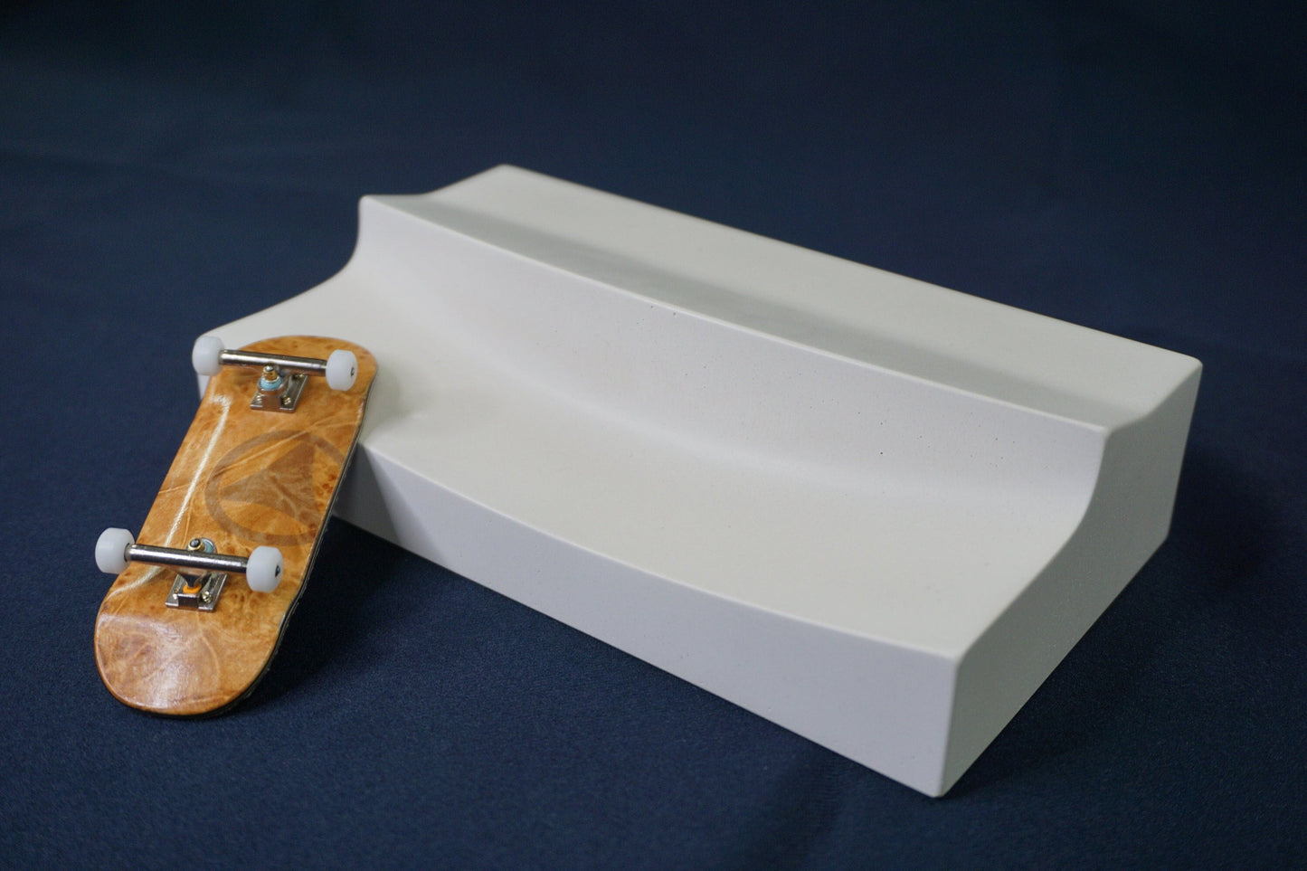 Univerque "Curvb" curb