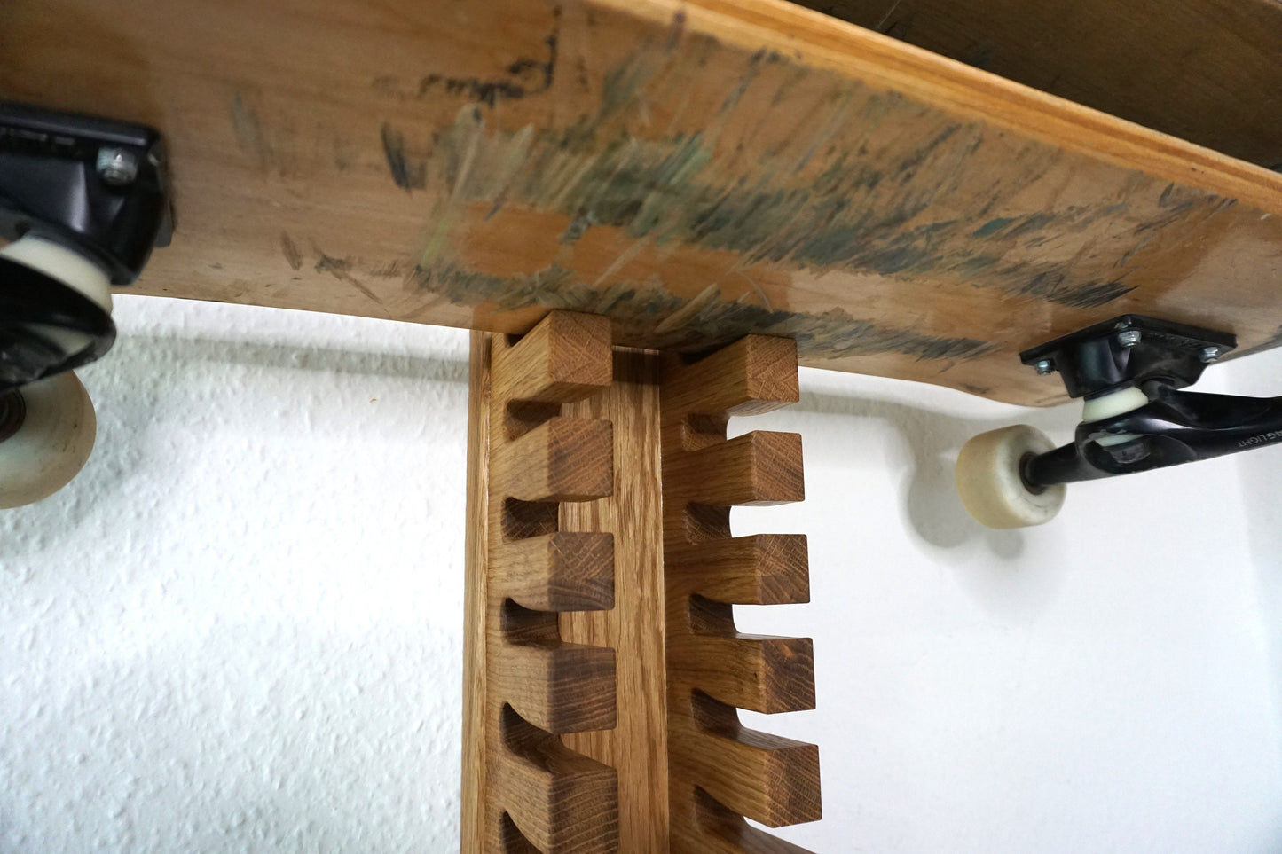 Univerque wall shelf for skateboards (oak)