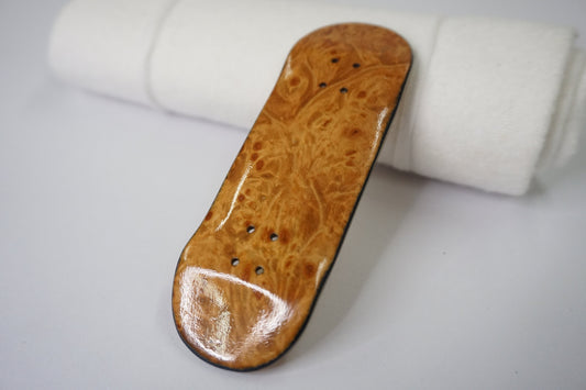 Univerque Fingerboard Deck - TraWoo Maple Root 003 - hc_wb41_w32, symmetrical