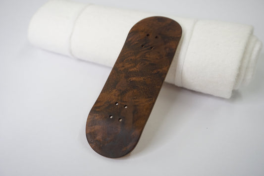 Univerque Fingerboard Deck - TraWoo Camphor Root 003 - mc_wb39_w32, symmetrisch