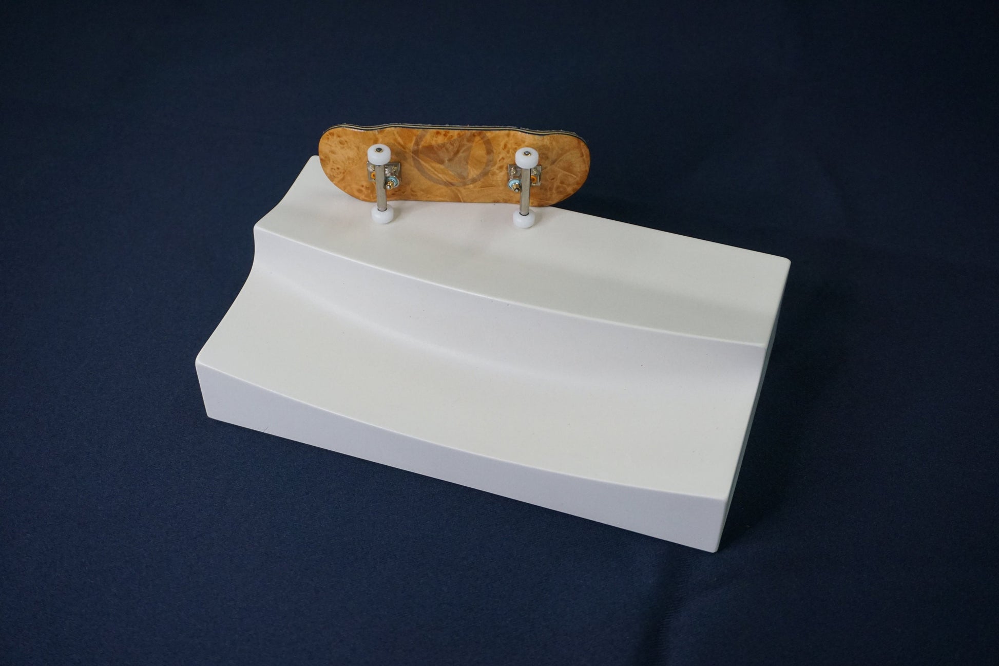 Univerque "Curvb" curb