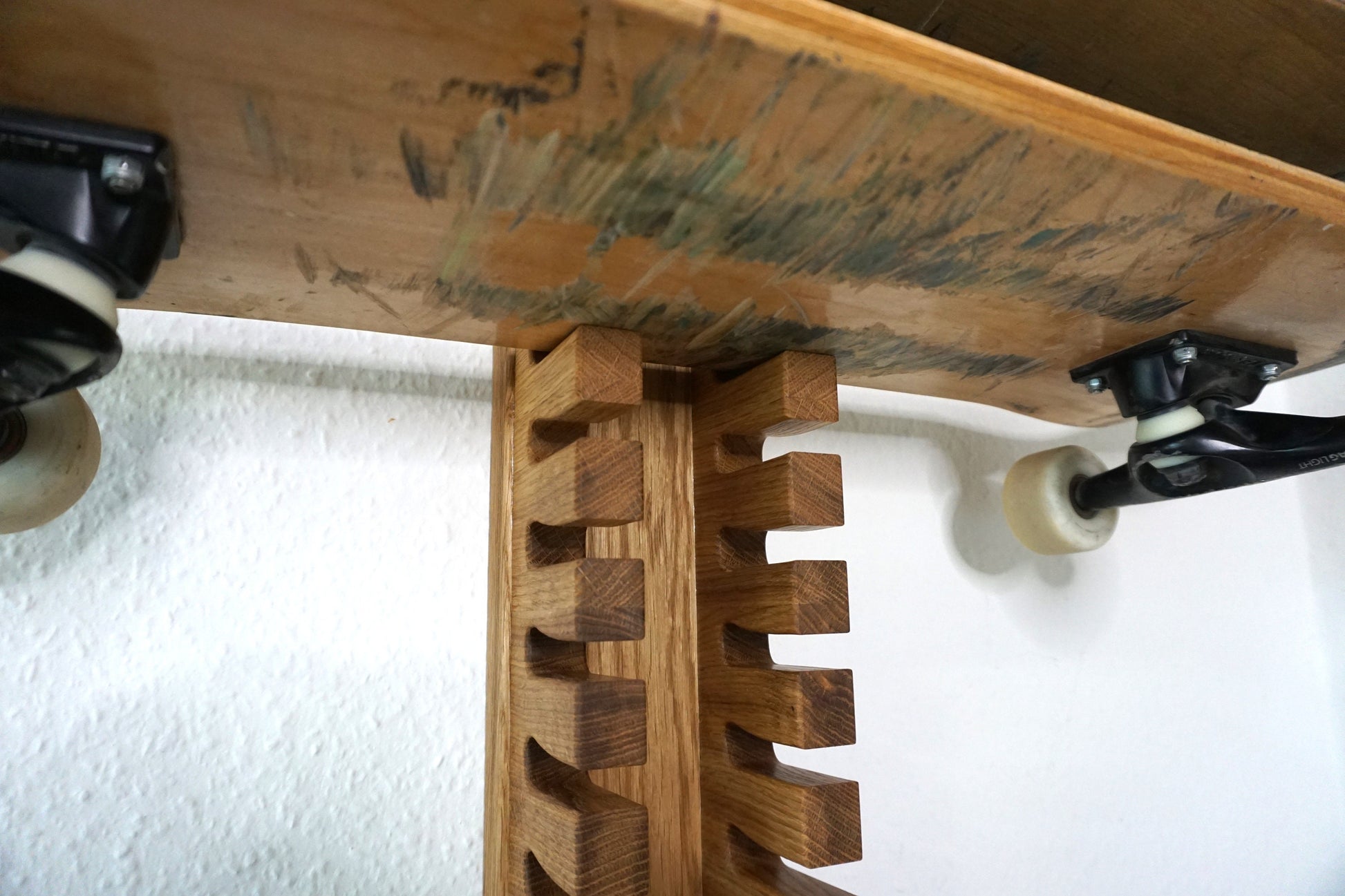 Univerque wall shelf for skateboards (oak)