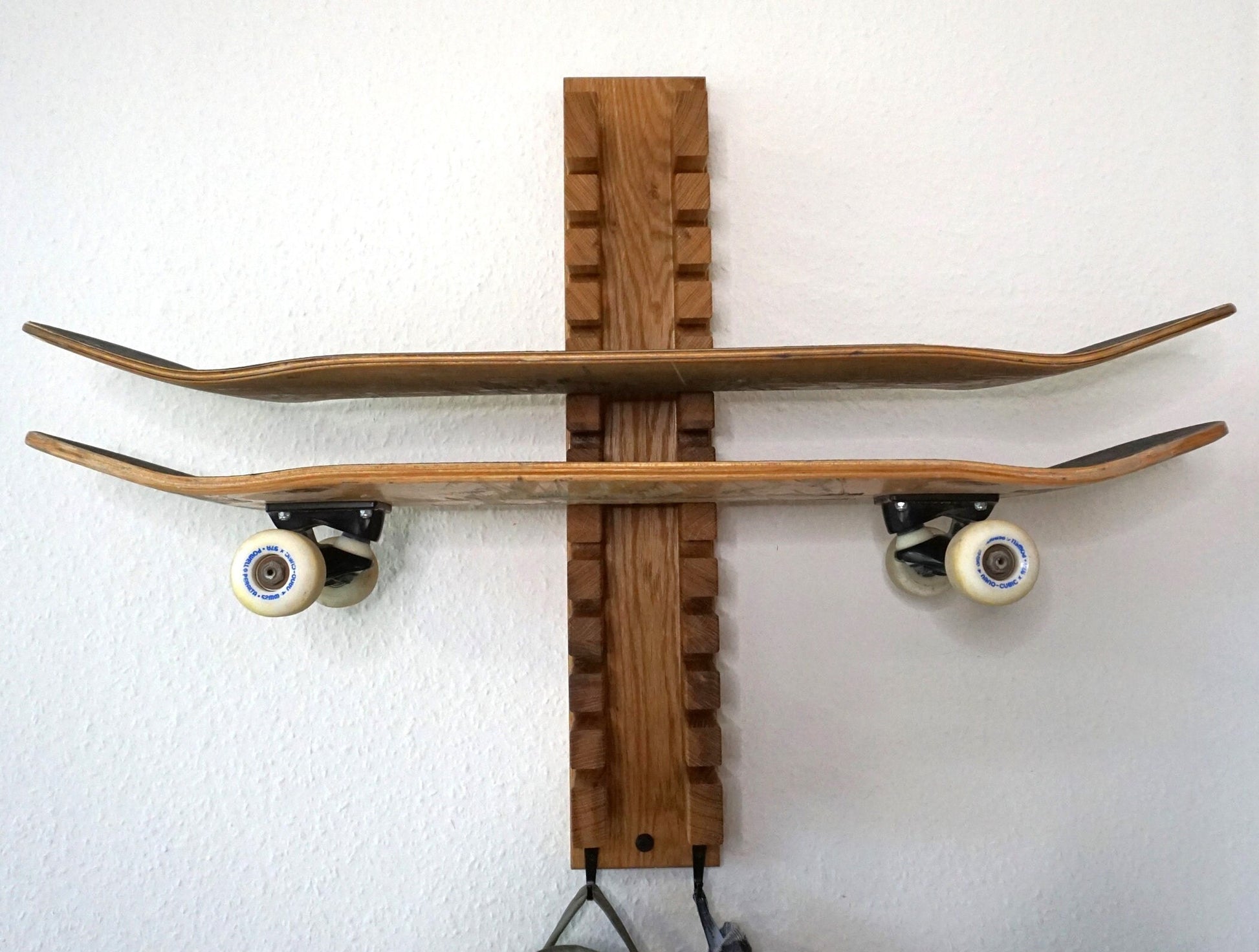 Univerque wall shelf for skateboards (oak)